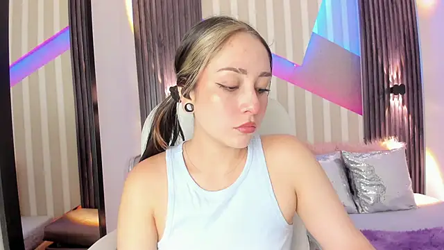 Snapshot of emily_layton chatting on October 5, 4:23 pm emily layton online show from October 5, 4:23 pm