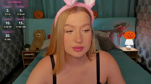 Emma  Leee online show from November 1, 1:43 am