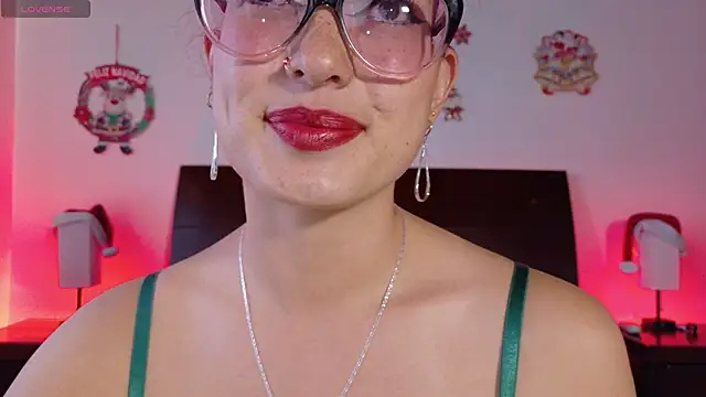 luccycollins  online show from December 19, 4:21 pm