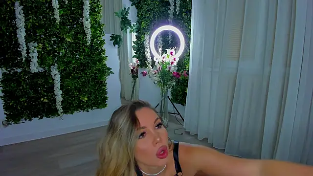 VivienCarter online show from March 3, 3:45 am