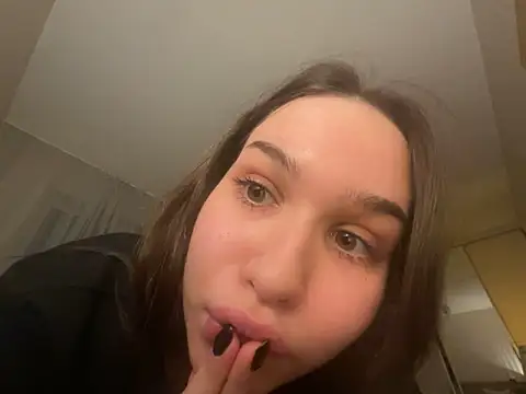 Roxie Mils online show from November 2, 7:50 pm