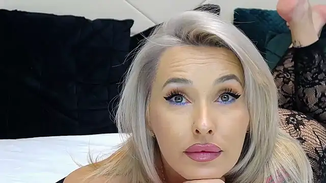 IssaSmith online show from January 5, 5:49 pm