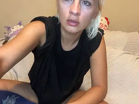 Snapshot of girlfriendmissy chatting on October 19, 12:34 am girlfriendmissy online show from October 19, 12:34 am