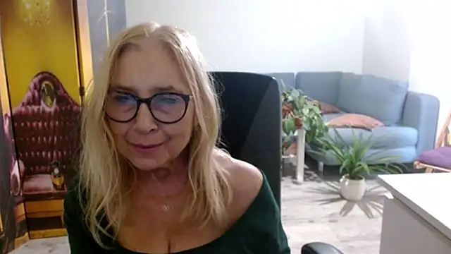 Snapshot of sofia_xkiss chatting on October 10, 3:06 pm sofia xkiss online show from October 10, 3:06 pm