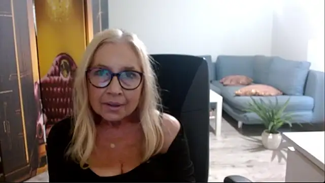 Snapshot of sofia_xkiss chatting on September 18, 2:15 pm sofia xkiss online show from September 18, 2:15 pm