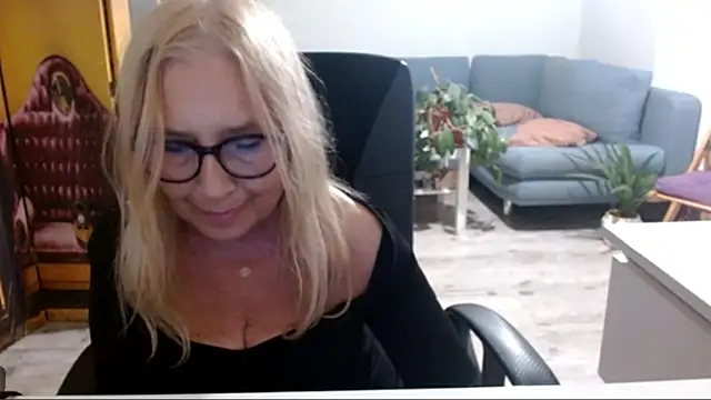 Snapshot of sofia_xkiss chatting on October 12, 3:25 pm sofia xkiss online show from October 12, 3:25 pm