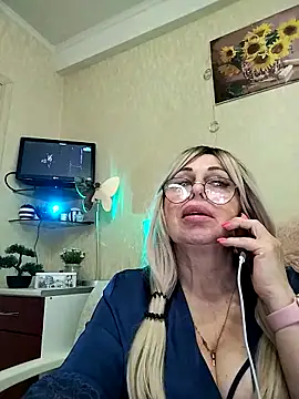 Snapshot of SusieNoreen chatting on October 11, 9:36 am SusieNoreen online show from October 11, 9:36 am