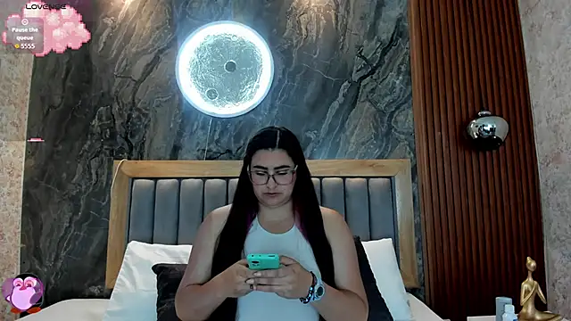 Snapshot of BellaPeers_ chatting on September 10, 1:44 pm BellaPeers online show from September 10, 1:44 pm