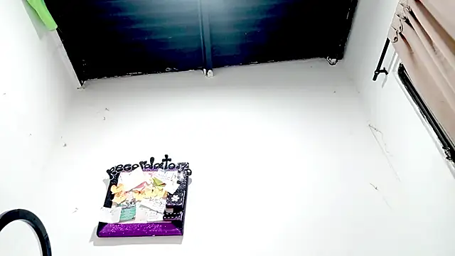 PetiteIvoryQueen19 online show from December 3, 4:15 am