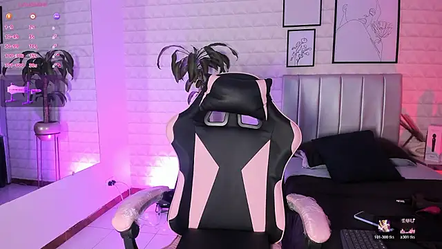 Lizzie-Evans online show from February 25, 12:15 pm