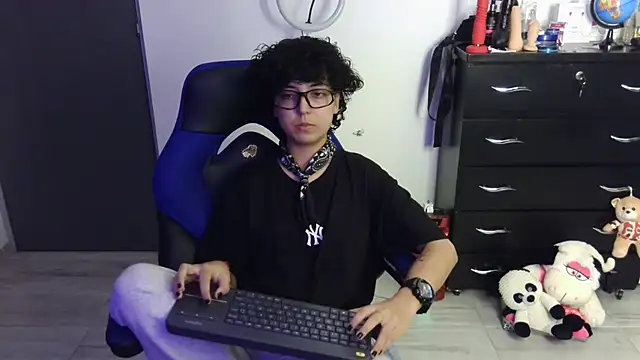 thomascooper7 online show from April 8, 11:40 pm