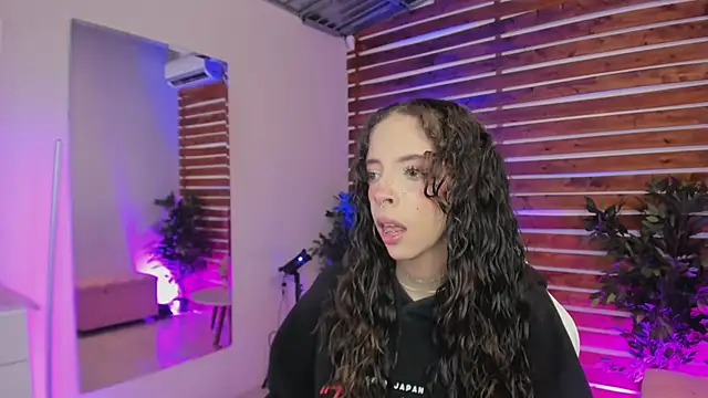 Sapphire Venuss online show from February 26, 1:48 am