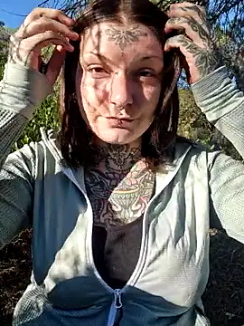 lizzardqueeen online show from January 6, 3:59 pm