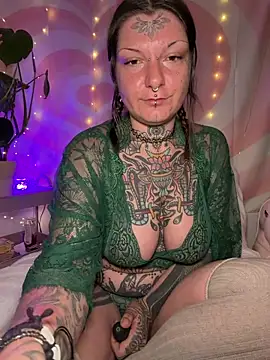 lizzardqueeen online show from April 4, 8:24 am