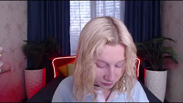 Snapshot of EnigmaSee chatting on October 9, 1:54 am EnigmaSee online show from October 9, 1:54 am