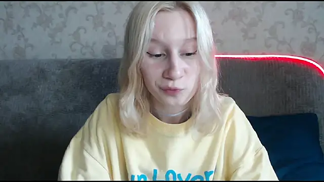 Snapshot of EnigmaSee chatting on October 3, 8:41 am EnigmaSee online show from October 3, 8:41 am
