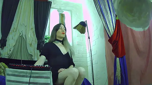 Mary Loon online show from November 12, 4:27 pm