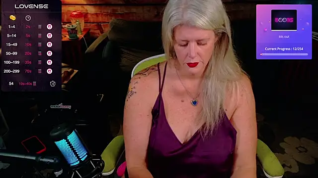 Snapshot of AliceHarlot chatting on October 8, 3:44 am AliceHarlot online show from October 8, 3:44 am
