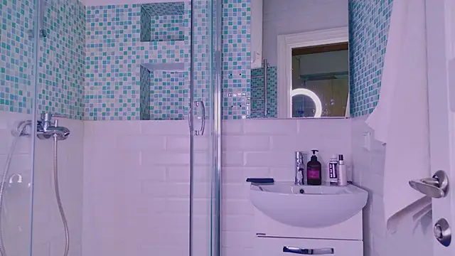 lylylovesyou online show from April 15, 8:04 am