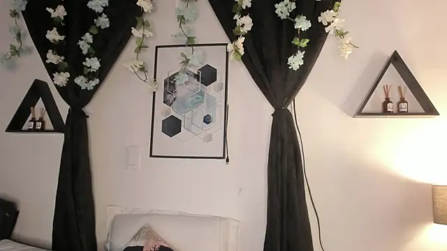 Khenta Michells online show from April 6, 10:27 am