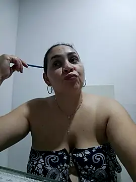 Snapshot of MirandaSoto chatting on October 8, 3:44 am MirandaSoto online show from October 8, 3:44 am