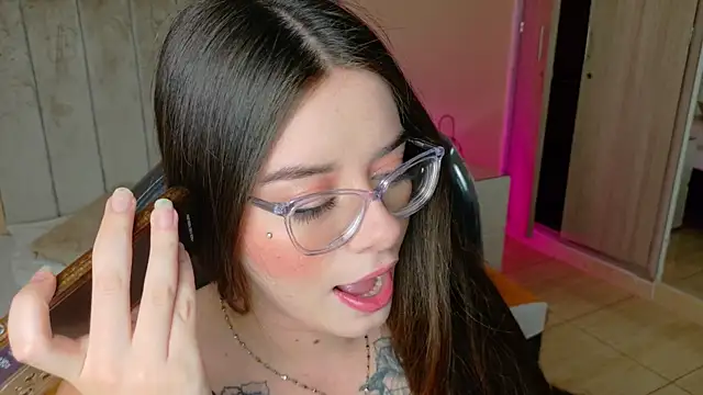 Charlotte Olsen  online show from June 17, 8:32 pm