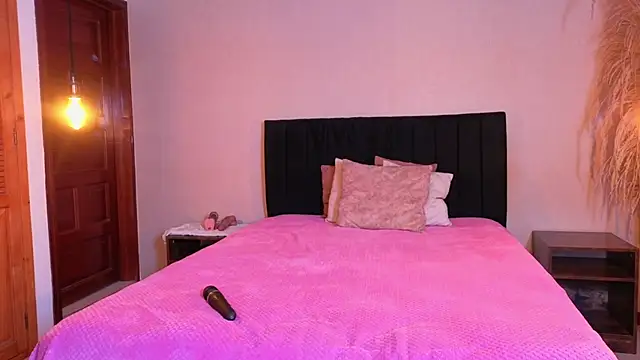 ChloeTurner  online show from March 7, 9:33 pm