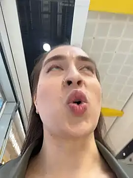 Holly Play online show from April 21, 11:06 am