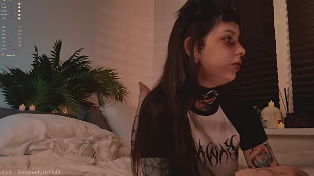 MichaellaMoon online show from October 30, 5:25 pm