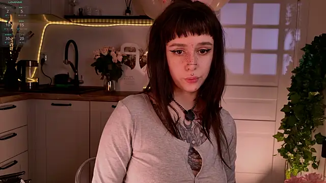 MichaellaMoon online show from May 1, 5:05 pm
