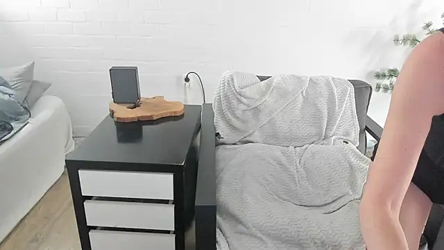 MendiPetite online show from February 14, 9:17 pm