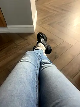 Snapshot of FeetVibe chatting on October 15, 7:33 am FeetVibe online show from October 15, 7:33 am
