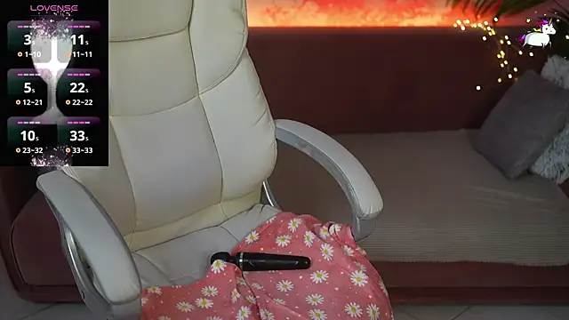 JennyyLuv online show from June 2, 7:37 pm