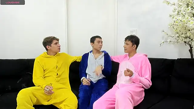 Snapshot of StrawwBoys chatting on October 9, 10:41 am StrawwBoys online show from October 9, 10:41 am