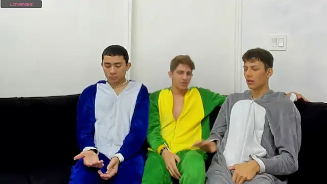 Snapshot of StrawwBoys chatting on September 26, 10:46 am StrawwBoys online show from September 26, 10:46 am