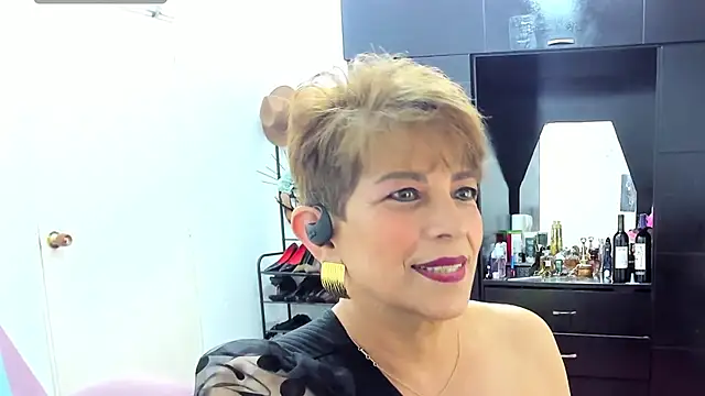 Snapshot of Angelina_Stone_65 chatting on September 27, 10:39 pm Angelina Stone 65 online show from September 27, 10:39 pm