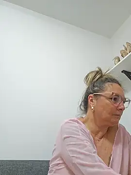 Snapshot of Bitch_MILF6 chatting on September 25, 5:39 am Bitch MILF6 online show from September 25, 5:39 am