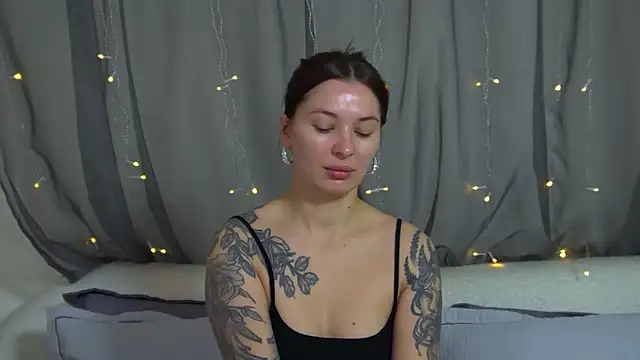 AlexandraBloom online show from November 20, 6:20 pm