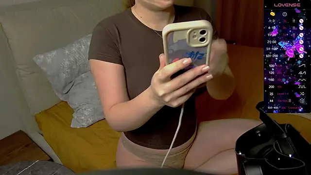 Snapshot of Holly_Molii chatting on October 11, 2:05 am Holly Molii online show from October 11, 2:05 am