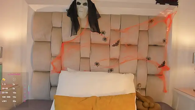 SamanthaBrown69 online show from October 31, 3:41 am