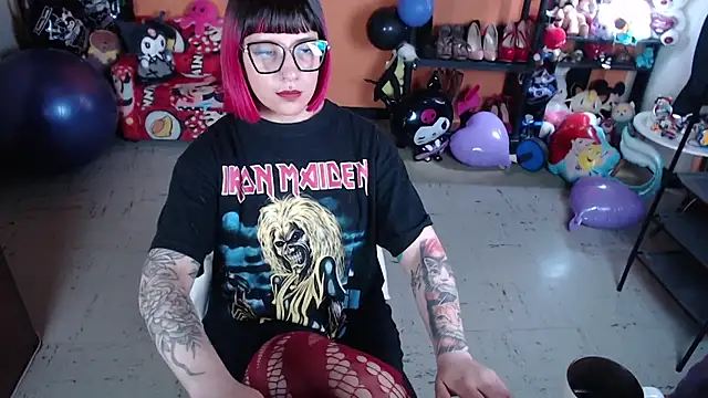 Snapshot of MissMiia2 chatting on October 12, 2:19 pm MissMiia2 online show from October 12, 2:19 pm