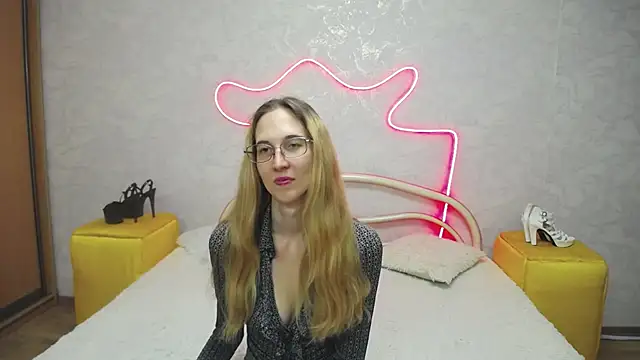 Snapshot of KlaryBrait chatting on September 27, 6:53 am KlaryBrait online show from September 27, 6:53 am