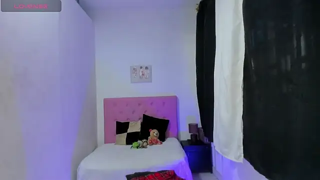 Snapshot of issa_kitty chatting on September 20, 9:35 pm issa kitty online show from September 20, 9:35 pm