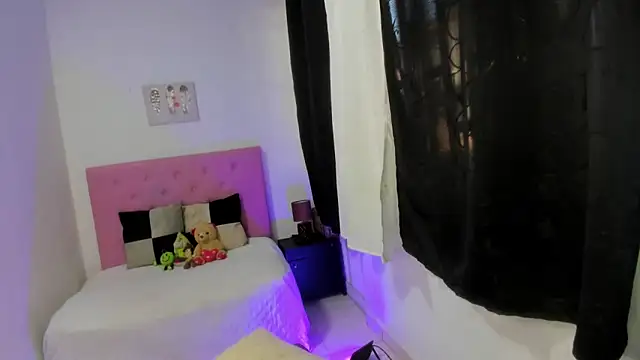 Snapshot of issa_kitty chatting on September 26, 9:45 pm issa kitty online show from September 26, 9:45 pm