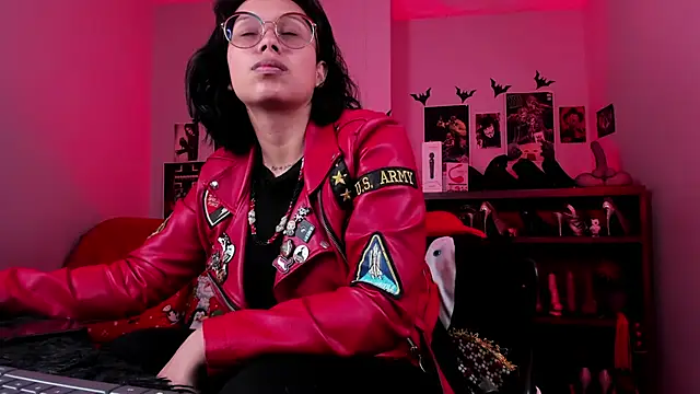 lilith-deveraux online show from December 3, 1:24 pm