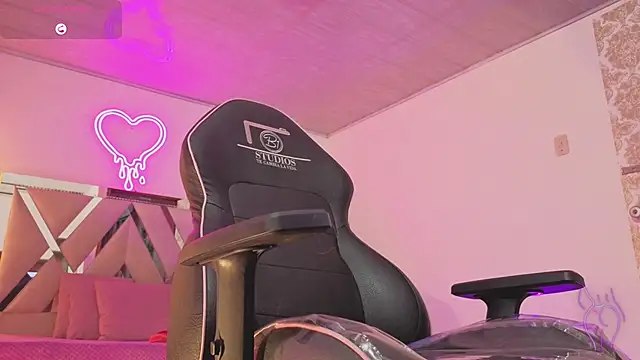 Laylafoxy tay online show from December 2, 3:30 am