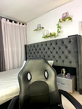 Snapshot of Amiirra_ chatting on September 10, 6:24 am Amiirra online show from September 10, 6:24 am