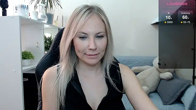 Snapshot of Sunny_bunny6 chatting on October 7, 11:03 am Sunny bunny6 online show from October 7, 11:03 am