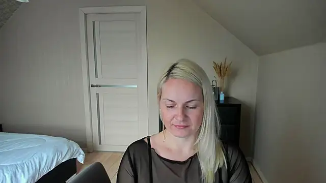 Alicee Gracee online show from October 31, 10:30 am