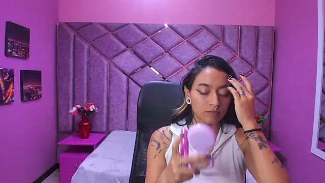 Miaa Thopmson online show from December 1, 3:04 pm